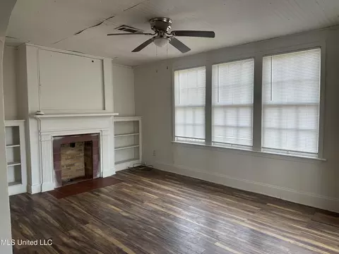 Living - 4413 Dixie Dr, Jackson, MS 39209 photo 7 of 9