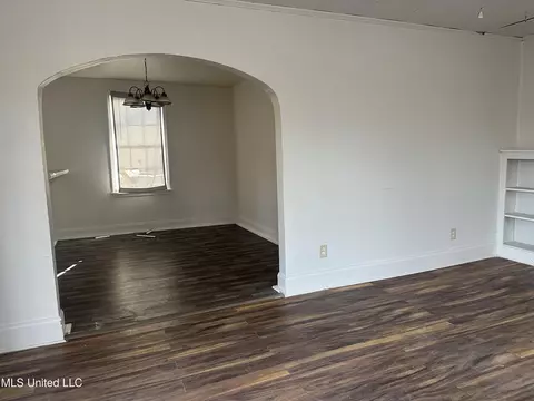 Living - 4413 Dixie Dr, Jackson, MS 39209 photo 5 of 9