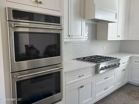 Kitchen - 900 Fairburn Ct, Madison, MS 39110 photo 1 of 3