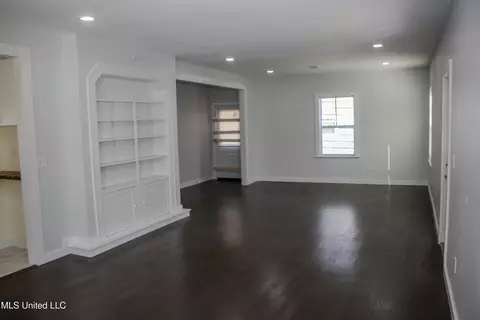 Living - 414 Downing St, Jackson, MS 39216 photo 3 of 4