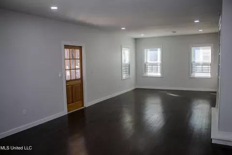 Living - 414 Downing St, Jackson, MS 39216 photo 2 of 4