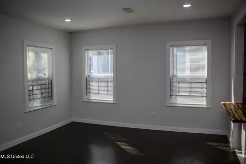 Living - 414 Downing St, Jackson, MS 39216 photo 1 of 4