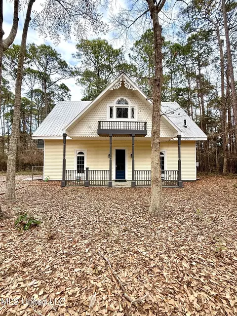 1024 Walnut St, Ocean Springs, MS 39564