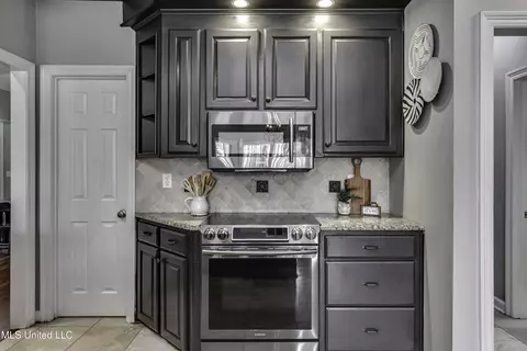 Kitchen - 1104 Pointe Cv, Brandon, MS 39042 photo 5 of 6