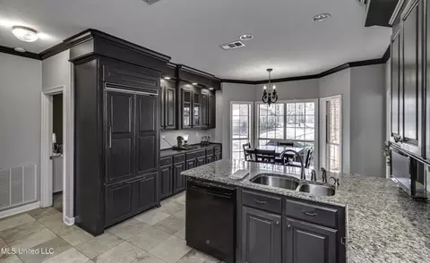 Kitchen - 1104 Pointe Cv, Brandon, MS 39042 photo 4 of 6