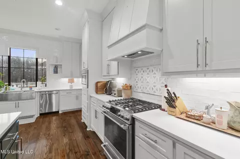 Kitchen - 115 Crossview Pl, Brandon, MS 39047 photo 2 of 5