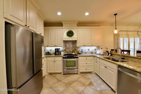 Kitchen - 103 Quarles Dr, Madison, MS 39110 photo 2 of 3