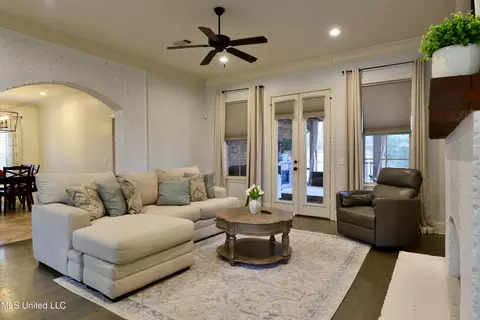 Living - 103 Quarles Dr, Madison, MS 39110 photo 2 of 4