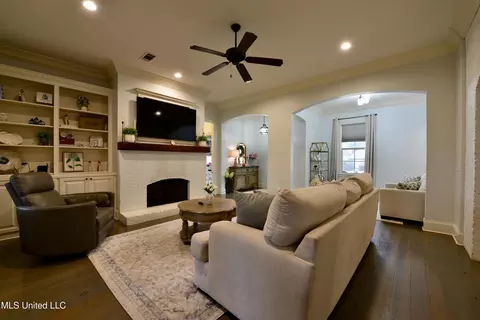 Living - 103 Quarles Dr, Madison, MS 39110 photo 3 of 4