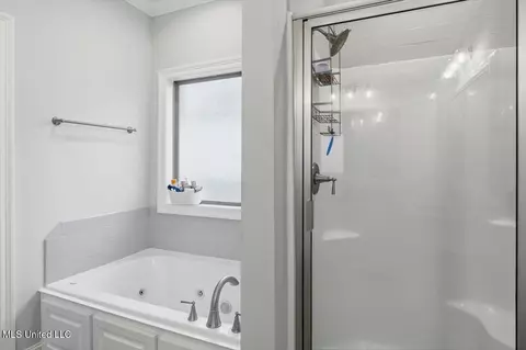 Bath - 606 Conti Dr, Brandon, MS 39042 photo 2 of 3