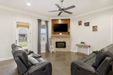 Living - 606 Conti Dr, Brandon, MS 39042 photo 1 of 1
