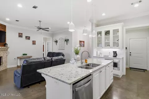 Kitchen - 606 Conti Dr, Brandon, MS 39042 photo 3 of 3