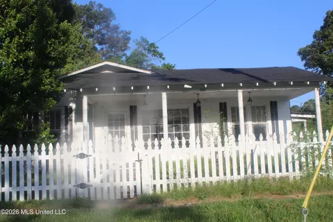 206 S Monroe St, Calhoun City, MS 38916