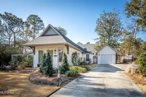 797 Peach St, Ocean Springs, MS 39564