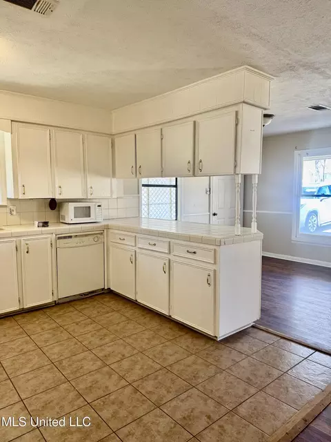 Kitchen - 22 Longmire Rd, Natchez, MS 39120 photo 1 of 4