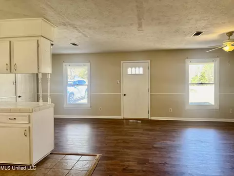 Living - 22 Longmire Rd, Natchez, MS 39120 photo 1 of 3