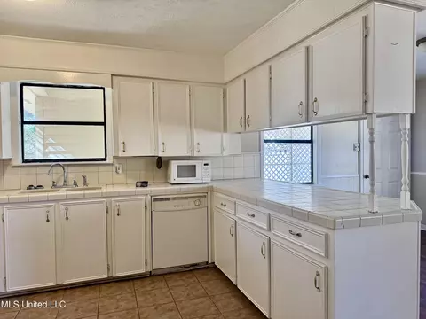 Kitchen - 22 Longmire Rd, Natchez, MS 39120 photo 3 of 4
