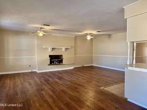 Living - 22 Longmire Rd, Natchez, MS 39120 photo 2 of 3