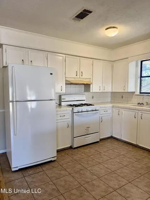 Kitchen - 22 Longmire Rd, Natchez, MS 39120 photo 2 of 4