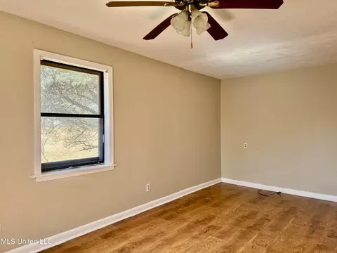 Living - 22 Longmire Rd, Natchez, MS 39120 photo 3 of 3