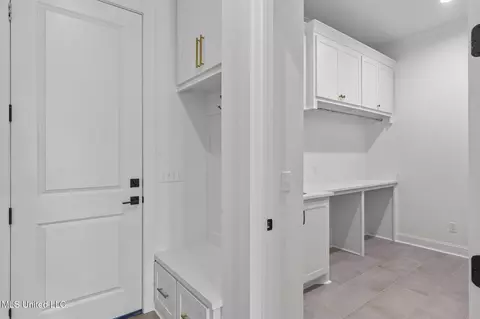 Entry Way - 103 Charleston Cv, Madison, MS 39110 photo 5 of 8