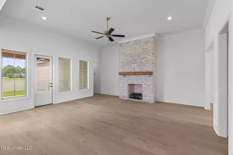 Living - 103 Charleston Cv, Madison, MS 39110 photo 4 of 8