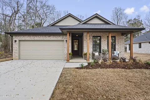 1712 Pelican Ave, Ocean Springs, MS 39564