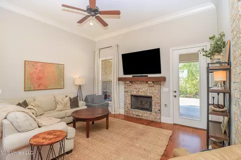 Living - 212 Falls Xing, Madison, MS 39110 photo 2 of 3
