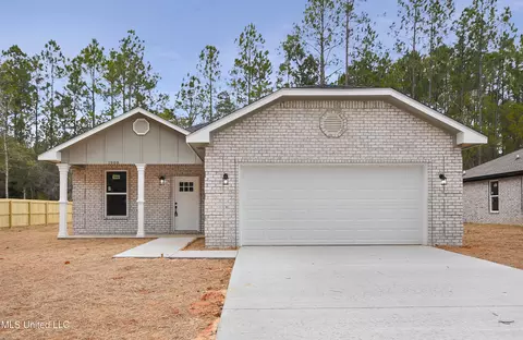 1908 Kingslea Dr, Gautier, MS 39553