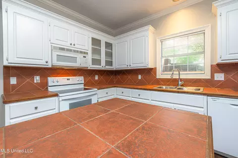 Kitchen - 421 Violet Dr, Madison, MS 39110 photo 2 of 4