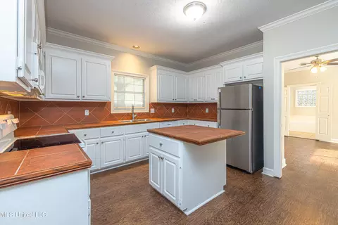 Kitchen - 421 Violet Dr, Madison, MS 39110 photo 1 of 4