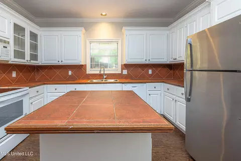 Kitchen - 421 Violet Dr, Madison, MS 39110 photo 3 of 4