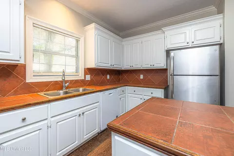 Kitchen - 421 Violet Dr, Madison, MS 39110 photo 4 of 4