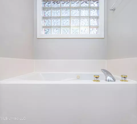 Bath - 421 Violet Dr, Madison, MS 39110 photo 2 of 6