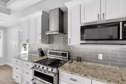 Kitchen - 7928 Hapuna Pl, Diamondhead, MS 39525 photo 4 of 5