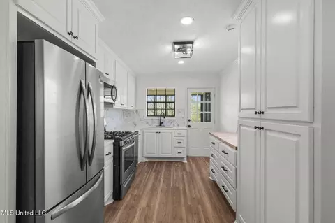 Kitchen - 18285 Midway Rd, Terry, MS 39170 photo 1 of 2
