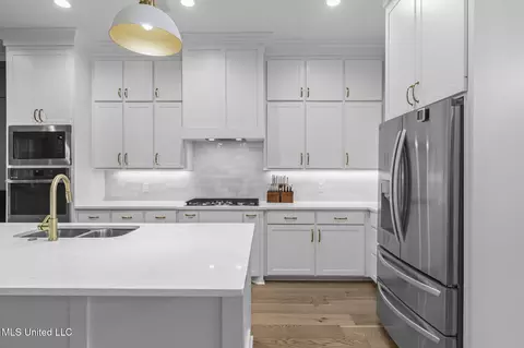 Kitchen - 99 Harbor View Dr, Madison, MS 39110 photo 2 of 5