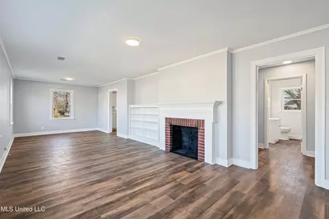 210 West St, Batesville, MS 38606