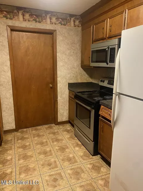 Kitchen - 6162 Clarence Dr, Jackson, MS 39206 photo 2 of 2