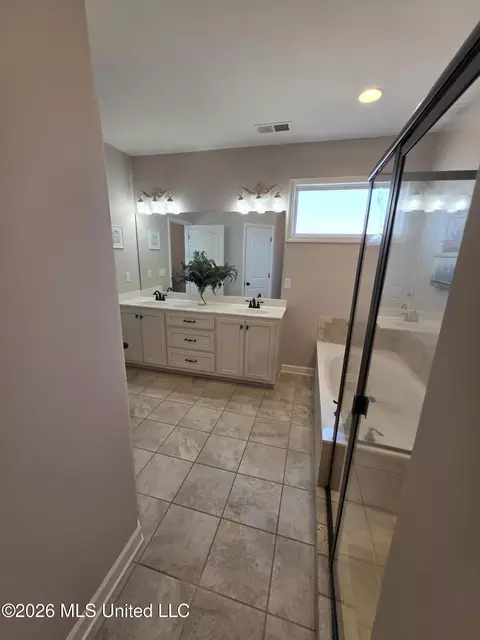 Bath - 7291 Wind Dr, Olive Branch, MS 38654 photo 3 of 4