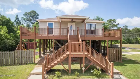6600 Martinique Dr, Biloxi, MS 39532