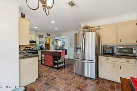 Kitchen - 229 Greenfield Pl, Brandon, MS 39047 photo 4 of 4