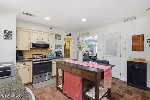 Kitchen - 229 Greenfield Pl, Brandon, MS 39047 photo 2 of 4