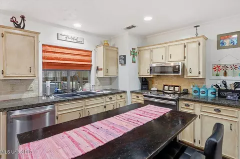 Kitchen - 229 Greenfield Pl, Brandon, MS 39047 photo 3 of 4