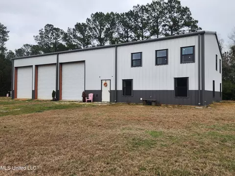 26 Charlie Daughdrill Rd, Carriere, MS 39426