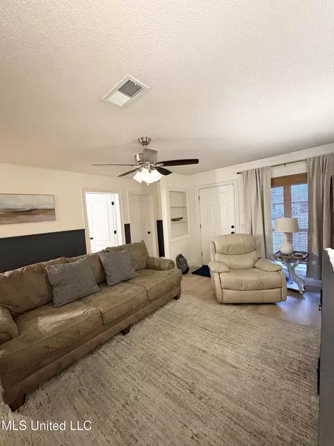 Living - 412 Chenoa Ave, Carthage, MS 39051 photo 3 of 3