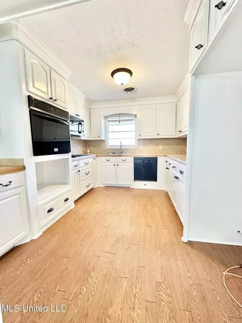 Kitchen - 1002 Mark Dr, Mendenhall, MS 39114 photo 3 of 4