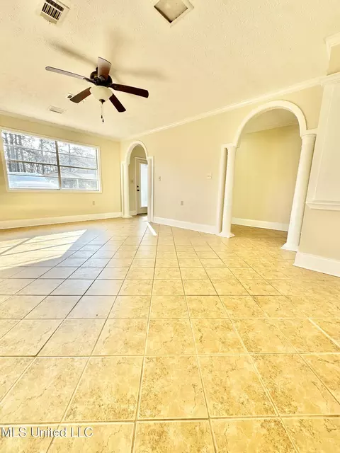 Living - 1002 Mark Dr, Mendenhall, MS 39114 photo 6 of 7