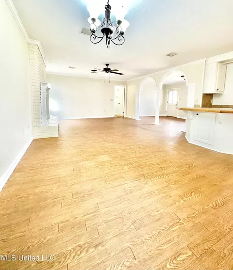 Living - 1002 Mark Dr, Mendenhall, MS 39114 photo 3 of 7