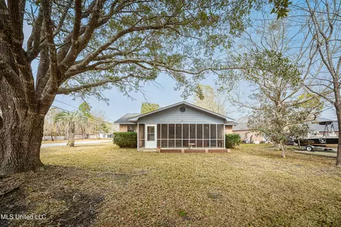 2433 Santa Cruz St, Gautier, MS 39553